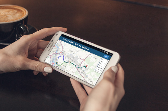 Análisis de rutas y estilo de conducción visualizado en smartphone Samsung